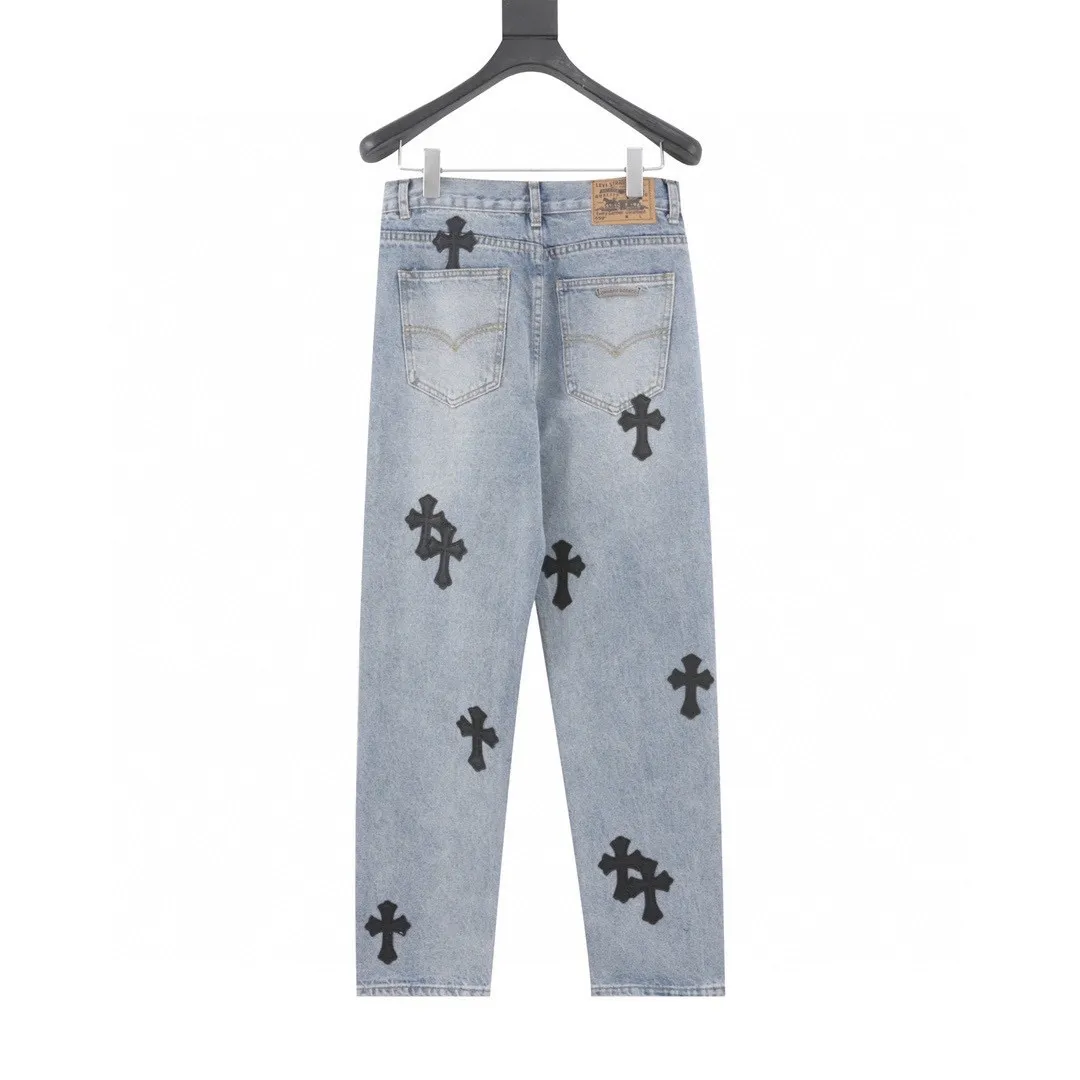 P210 Top version (light blue and black leather) Top version Chrome Hearts jeans with leather blue denim. It is known that chromehearts jeans will use vintage Levis jeans as the base plate for creation. They usually add their own unique silver buckles and silver ornaments, plus leather embellishments. This is what doubles the value of these vintage jeans, because the base plate is Vintage jeans, jeans themselves have become very soft and comfortable after years of baptism. This can be distinguished from ordinary jeans. Regarding the size, you should also refer to the pants data. Style number: 1250# Color: light blue black leather Size: 28 30 32 34 28 Waist 86 Hips 100 Pants length 102 30 Waist 90 Hips 104 Pants length 104 32 Waist 94 Hips 108, pants length 106 34, waist 98, hips 112, pants length 110